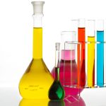 material-vidrio-laboratorio-que-contiene-coloridos-bodegones-liquidos